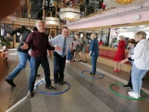 «Примите наши поздравления»