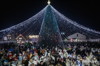 Святочнае запальванне агнёў на галоўнай навагодняй ёлцы горада «Всё включено»