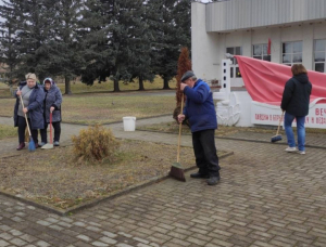 Работники ГУК &quot;Сморгонский районный центр культуры&quot; приводят в порядок территорию учреждений