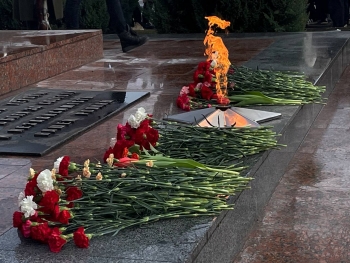 Торжественное возложение цветов к памятнику погибшим воинам и партизанам