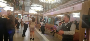 &quot;Хто гуляе і дурэе, той ніколі не старэе&quot;