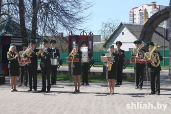 В городском парке выступил духовой оркестр Сморгонской пограничной группы