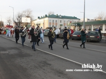 Шествие сказочных персонажей в канун Нового года