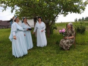 «А года, как строчка в песне…»