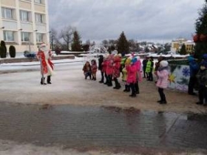 &quot;Возле ёлки кружат маски - Дед Мороз пришёл из сказки&quot;