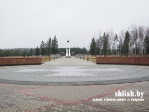 В Сморгони журналисты пресс-тура приняли участие в митинге на мемориальном комплексе (+ВИДЕО)