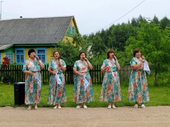 Вокальная группа   &quot;Бліскавіца&quot; в деревне Лещеняты