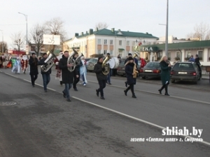 Шествие сказочных персонажей в канун Нового года