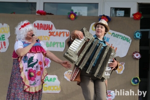На свяце гумару &quot;Крэўскія жарты” – “замежныя артысты” і парад крэўскіх драндулетаў